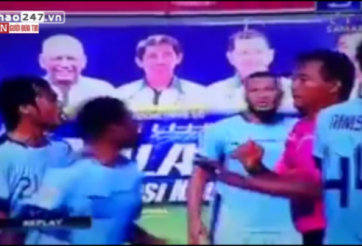 VIDEO: Bị rút thẻ đỏ, cầu thủ đấm thẳng mặt trọng tài ở Indonesia