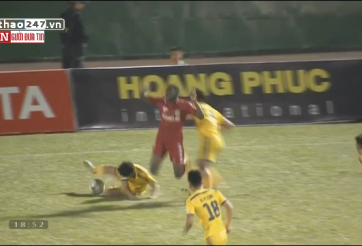 VIDEO: Hoàng Văn Khánh suýt tái hiện sai lầm vào bóng của Ngọc Hải