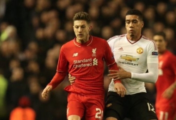 VIDEO: Adam Lallana xử lý tinh tế biến 2 cầu thủ MU thành gã hề