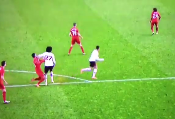 VIDEO: Fellaini thoát thẻ đỏ dù thúc cùi trỏ vào hậu vệ Liverpool