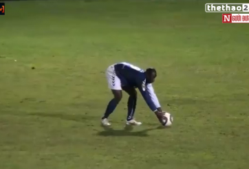 VIDEO: 'Thánh' ngắm sút phạt và cái kết bất ngờ