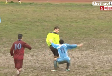 VIDEO: Vị trọng tài cứng chưa từng thấy ở 'giải làng' Ý