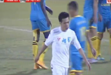 VIDEO: Tình huống Văn Quyết nhận thẻ đỏ vì đẩy ngã trọng tài