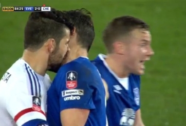 VIDEO: Diego Costa bắt chước hành động cắn người của Suarez