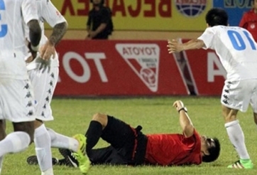 Văn Quyết nói gì về tình huống xô ngã trọng tài Công Khanh?