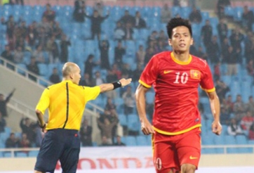 Văn Quyết bị loại khỏi ĐT Việt Nam vì xô ngã trọng tài