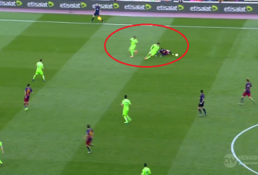 VIDEO: Messi bị ngã vẫn dễ dàng lừa bóng qua 2 cầu thủ đối phương