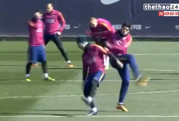 VIDEO: Mascherano suýt đánh nhau với Suarez trên sân tập Barca