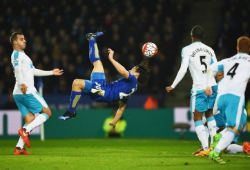 VIDEO: Lập siêu phẩm ngả bàn đèn, sao Nhật Bản sắm vai người hùng cho Leicester
