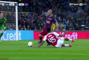 VIDEO: Tình huống sao trẻ Arsenal 'học đòi' ăn vạ trước Barca
