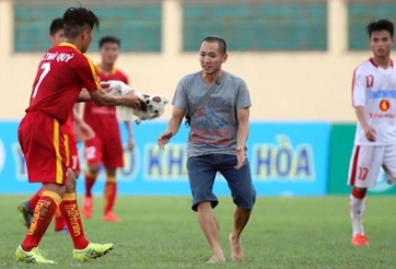 Hi hữu: Cầu thủ U19 PVF đi viện vì bị chó cắn giữa trận