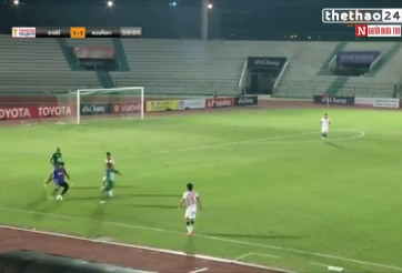 VIDEO: Khi truyền nhân Neuer ở Thái Lan gặp 'đệ' của Beckham