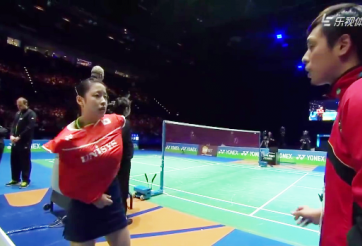 VIDEO: Cách nữ VĐV cầu lông thay áo ngay trên sân đấu