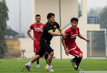 VIDEO: HLV Hữu Thắng xỏ giày tập đối kháng cùng ĐTVN