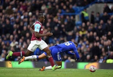 HLV Chelsea và West Ham tranh cãi về quả penalty
