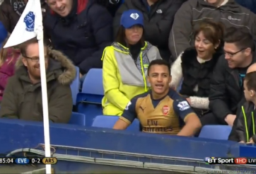 VIDEO: Pha bóng siêu hài của Alexis Sanchez trước Everton
