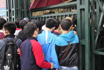 NHM đội mưa đi mua vé: Mong chờ một làn gió mới từ Hữu Thắng