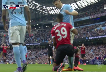 VIDEO: Tình huống mất pen gây tranh cãi của man Utd