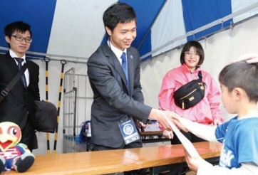 Tin hậu trường 22/3: Công Phượng mặc bảnh bao đi phát tờ rơi