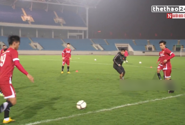 VIDEO: HLV Hữu Thắng đá ma cùng các học trò ở ĐTVN