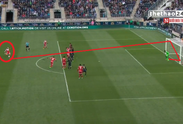 VIDEO: Cú đá phạt xui xẻo chưa từng thấy của Lee Nguyễn ở MLS