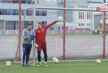 VIDEO: Phản xạ xuất thần của Manuel Neuer dù không nhìn đường bóng