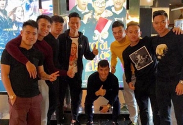 ĐT Việt Nam đi xem phim của Công Vinh - Thủy Tiên