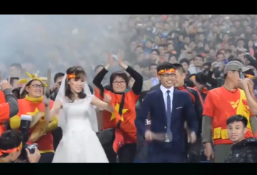 VIDEO: Cặp cô dâu chú rể gây sốt trên sân Mỹ Đình
