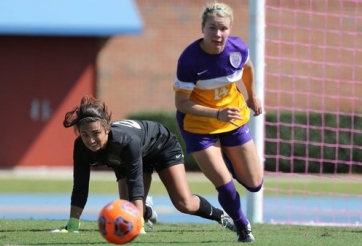 VIDEO: Cầu thủ nữ sở hữu khả năng sút phạt như 'Thánh' Juninho