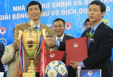 Đội vô địch bóng đá nữ nhận 300 triệu đồng tiền thưởng