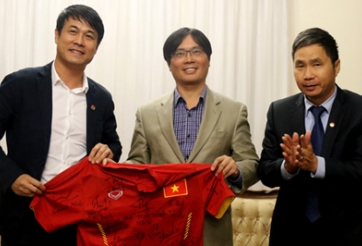 Thầy trò HLV Hữu Thắng gặp gỡ Đại sứ quán Việt Nam