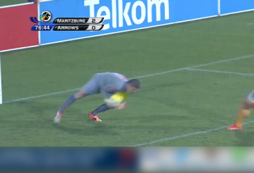 VIDEO: Xuất hiện thủ môn 'dị' với sở thích câu thẻ đối phương