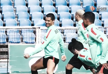 VIDEO: Ronaldo trổ tài lắc vòng 3 cực dẻo như vũ công