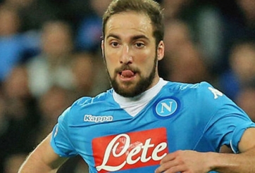 Man Utd gây sốc với 74 triệu bảng cho Higuain