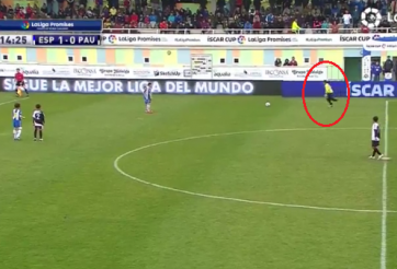 VIDEO: Thủ môn nhí lập siêu phẩm sút phạt không tưởng từ giữa sân