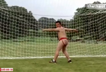 VIDEO: Màn luyện tập sút phạt có 1 không 2 của Rooney