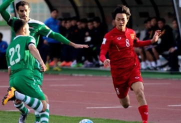 Tuấn Anh có dấu hiệu bị xô cả hàm răng ở trận thua Iraq