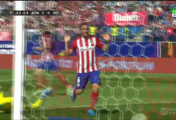 VIDEO: Pha lập công siêu hài hước của sao Atletico