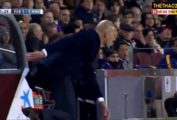 VIDEO: Phản ứng bất ngờ của HLV Zidane trước siêu phẩm hụt của Ronaldo