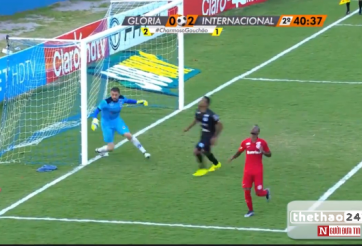 VIDEO: Thủ môn dùng chân cứu thua đỉnh nhất từng thấy