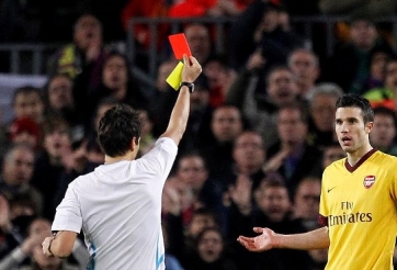 VIDEO: 3 tấm thẻ đỏ gây tranh cãi khi đối đầu Barca ở Champions League