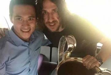 Hậu trường 7/4: Công Vinh hớn hở bên Puyol, Ibra dính cáo buộc doping