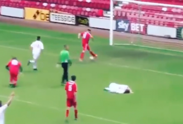 VIDEO: Pha bỏ lỡ bàn thắng kinh điển nhất của năm