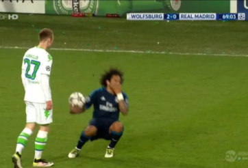 VIDEO: Tình huống ăn vạ hài hước của Marcelo trước Wolfsburg