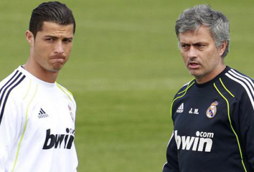 Man Utd phải lựa chọn giữa Mourinho và Ronaldo