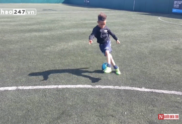 VIDEO: Kỹ thuật chơi bóng khó tin từ 1 cậu bé 7 tuổi