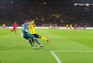 VIDEO: Thủ thành Mignolet lừa bóng ngoạn mục trước Aubameyang