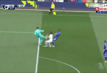 VIDEO: Pha bóng bất cẩn không đáng có của hàng phòng ngự Chelsea