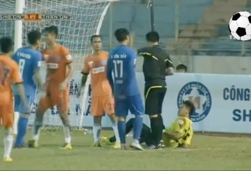 VIDEO: Tình huống thiếu fair-play của Mạc Hồng Quân và các đồng đội