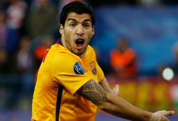 Lại chơi xấu, Luis Suarez vẫn thoát thẻ đỏ ở trận lượt về